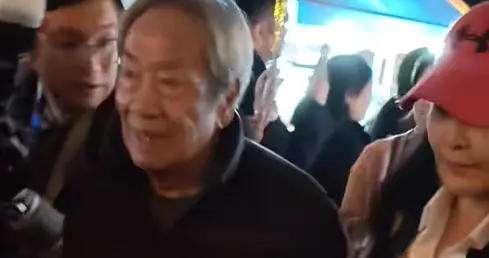 79岁王奎荣弯腰驼背, 小37岁娇妻罕见露脸, 一个动作暴露两人的感情