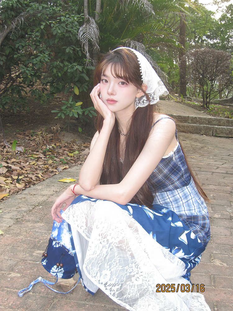 公园里的蓝格子女孩📷