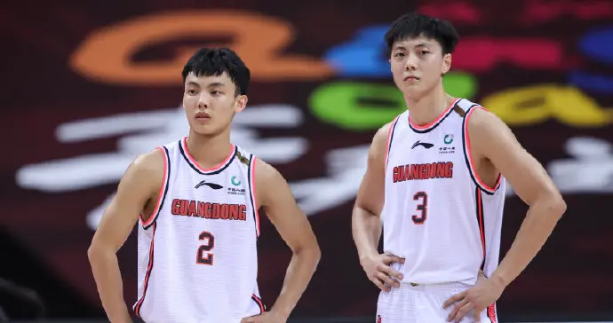 球迷问，凭什么胡明轩600万，徐杰只有70万？