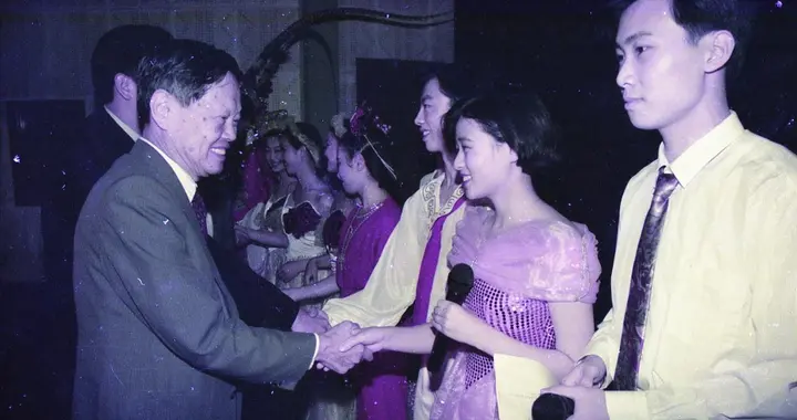 杨振宁与湖北缘分颇深，曾多次到访华中科技大学！