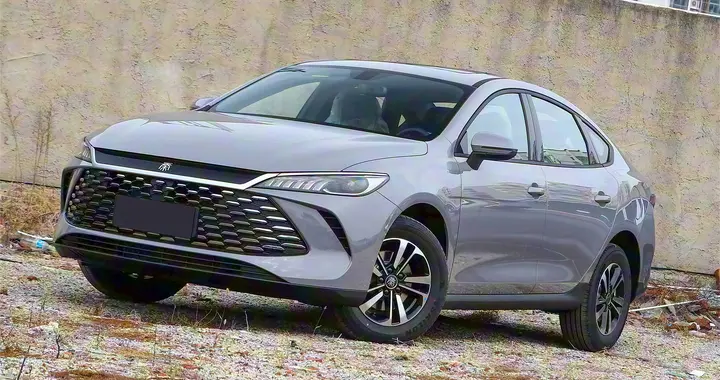 比亚迪又掀桌子？8.98万家轿，综合续航2110km，比日系车厚道