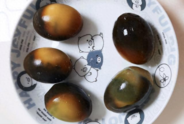 不想被老年痴呆缠上，4种伤脑食物，50岁后一定管住嘴！