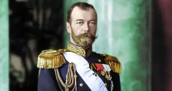 末代沙皇尼古拉二世，被灭门后硫酸毁尸，看完他的兽行才知：活该