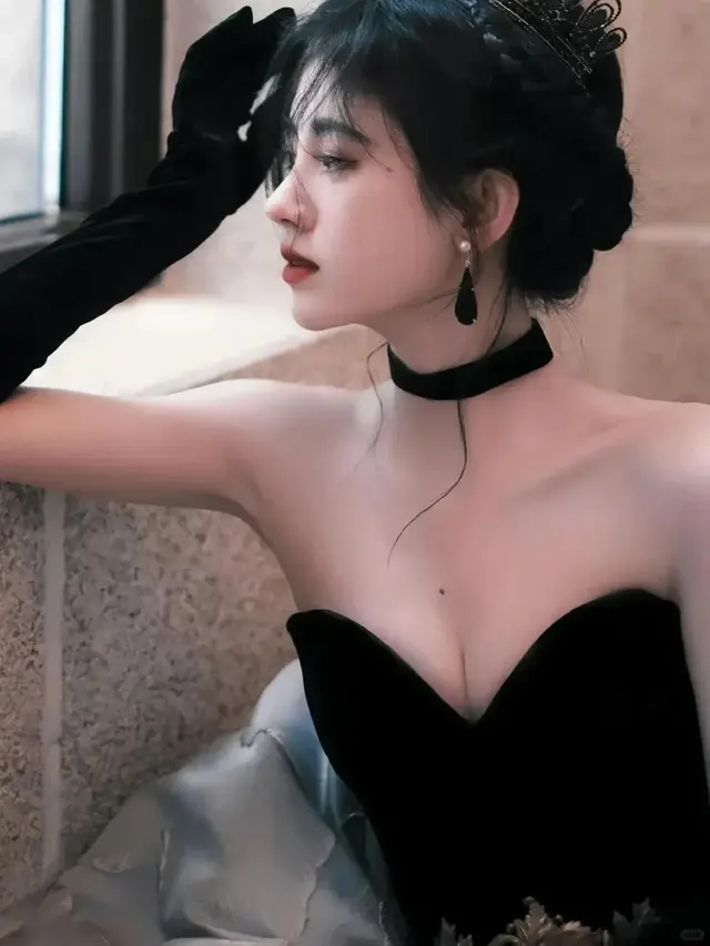 鞠婧袆黑色系写真