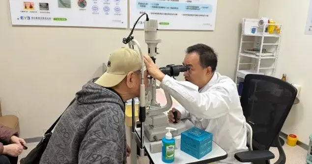 新闻传真丨眼疾缠身苦不堪言 老人重庆眼视光眼科重见光明
