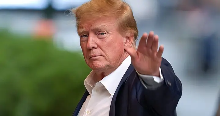 第20波打击！伊朗通报全球，美军航母被炸？特朗普开始急了