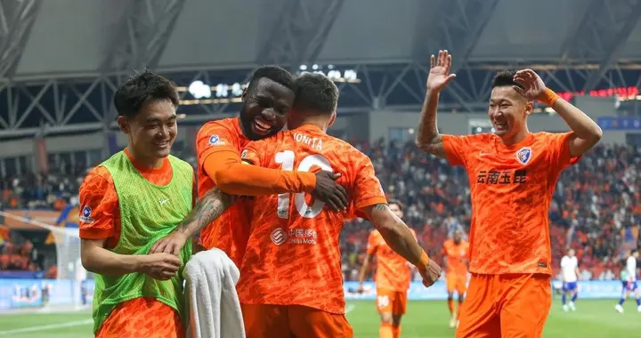 身价碾压！泰山三叉戟0射正创耻辱，玉昆三外援教他们如何射门