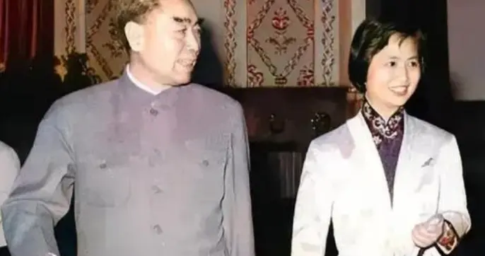 62年，周总理和张茜的合影，40岁的她年轻漂亮！注意看二人的目光