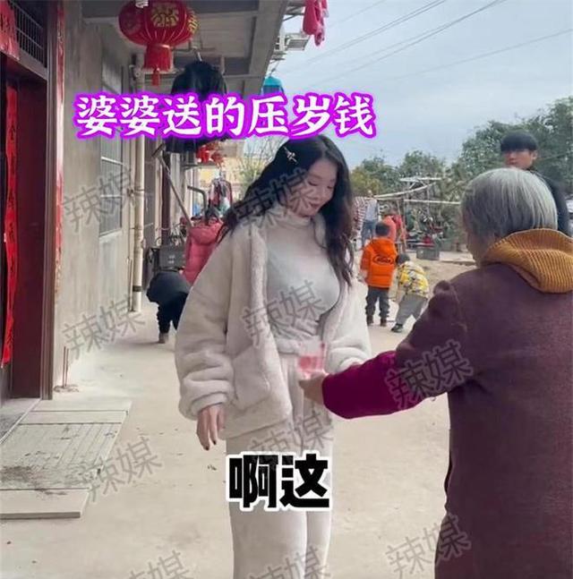 广西：女子拜年，外婆给她红包她假装推辞，外婆撤回红包女子傻眼