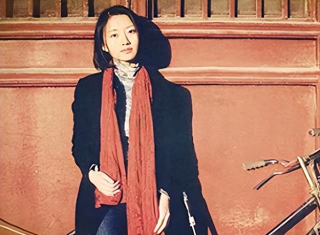 “穹顶之下”柴静现状：移居国外，49岁发际线后移，瘦到认不出