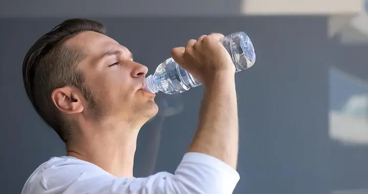 血栓和喝水有关？医生发现：越喜欢睡前喝水的老人，越容易有这些