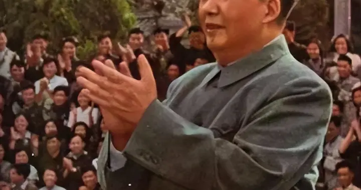 毛主席捡起桌子上掉的米粒：他坚持认为浪费粮食是一种犯罪！