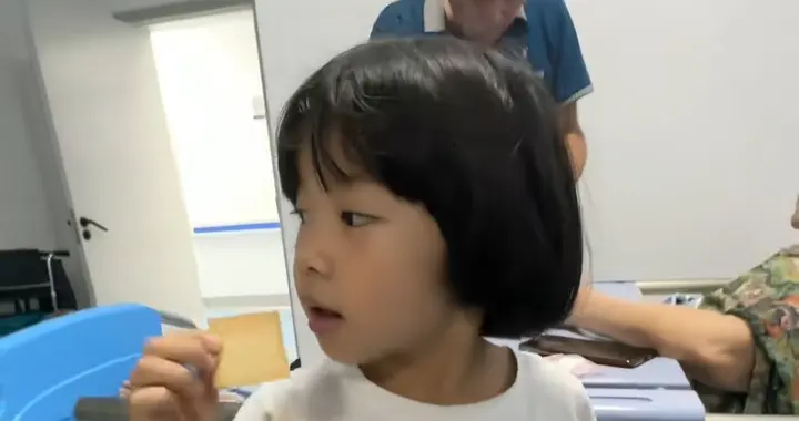 天赐爸爸扛不住 已为天赐妈请了护工 花12万租的小院还是不住了