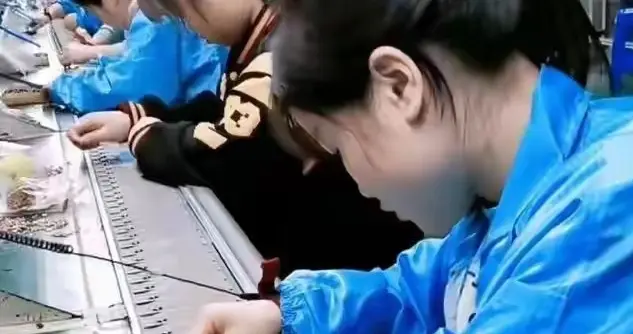 为什么现在的年轻人宁可干外卖也不进工厂？真相说出来真的太扎心