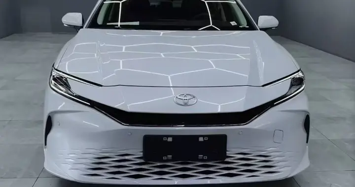 混动油耗4.55L+全时四驱！2025款丰田凯美瑞，17万级B级车？