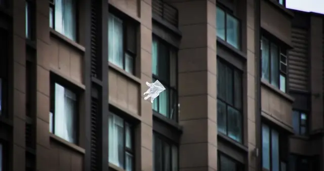 高空抛物砸坏车辆，整栋楼住户需连带赔偿！法律解读与维权指南