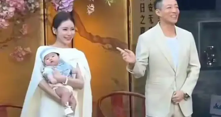 汪宝儿百日宴来了，父母穿白色礼服，奶奶粉色装扮，爷爷不露面