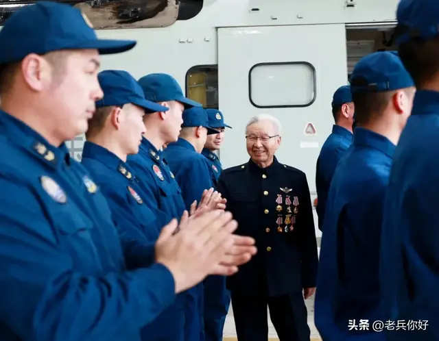 79岁再驾战机！海天传奇吕蕴兴：33年翱翔，5分20秒生死搏浪