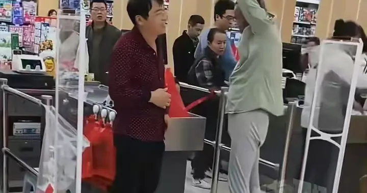老人脱衣自证后续：衣服快脱光，店员让算了，老人气坏，超市道歉