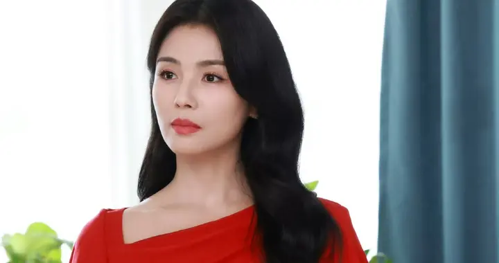 刘涛这状态太能打了！红裙明艳、旗袍温婉，冰雪造型更是反差绝了