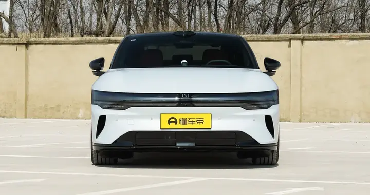 极氪007长续航四驱版：585kW双电机+2.73秒破百，全家人满意！