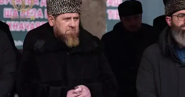 卡德罗夫被传病危后首度公开露面：手持拐杖，面容憔悴