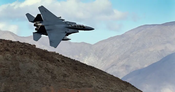 美军机接连被毁，特朗普却称不影响谈判，“黑鹰坠地”结局或上演