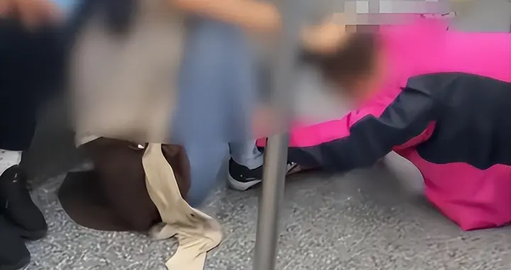 上海地铁抢座位后续！互扯头发激烈扭打，官方通报，结局大快人心