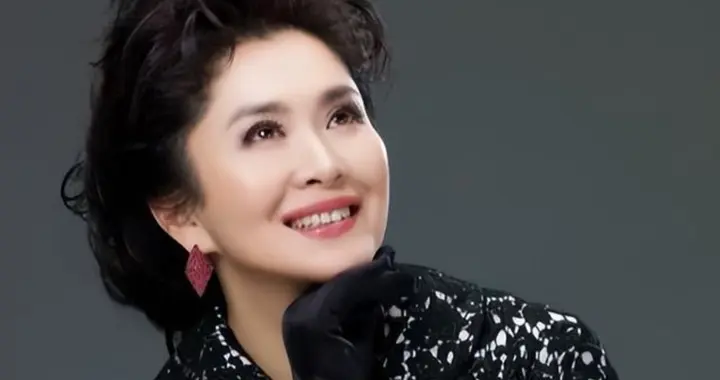跟著名导演离婚三十年后，如今64岁无儿无女，她把日子过得太飒了