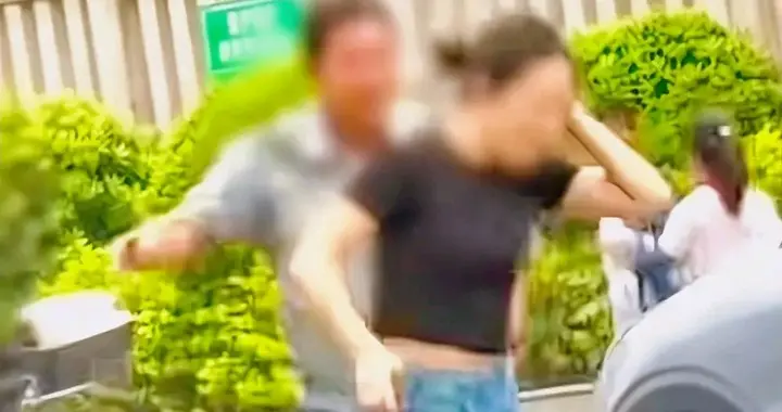 女子踹保安不该，但保安打耳光就是防卫过当！大家不可偏袒！