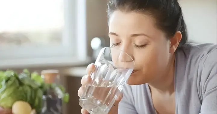 新发现：晨起大量饮水者，用不了5个月，身体或迎来这8积极变化！