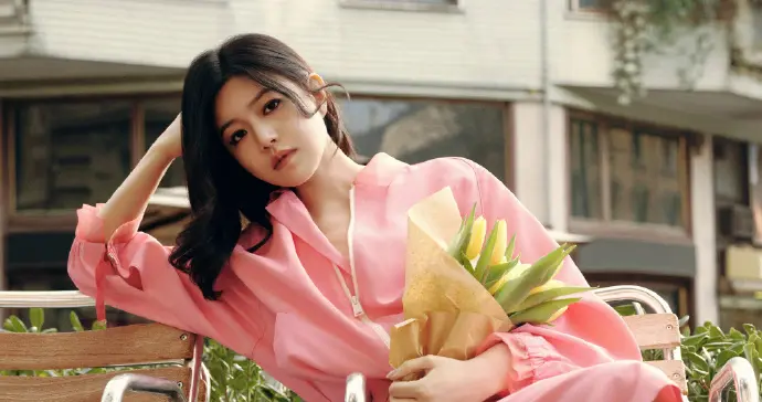 陈妍希今日封面大片写真，脚踩高跟腿好嫩啊