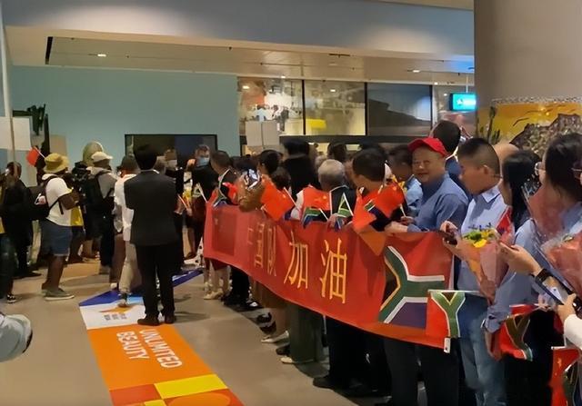 热烈欢迎！国乒抵达德班，龙队英姿潇洒，李隼签字忙，双王被采访