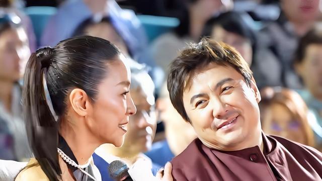 温柔娱乐：沈腾杨紫琼互相吹捧！ 杨紫琼答