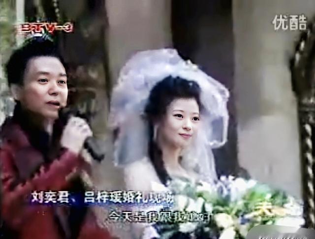 嫁给著名演员14年，有个“大明星”儿子，有个亭亭玉立女儿，幸福