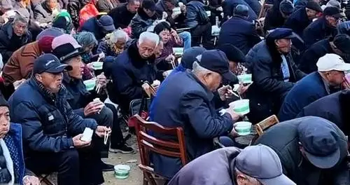 河南孝子24万请乡亲看戏后续！身份被扒不简单，每桌配2瓶五粮液