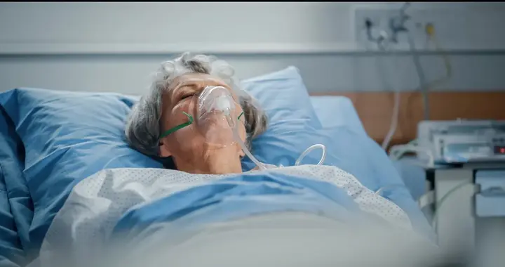 66岁大妈喜欢睡前泡脚，不久脑梗去世，医生怒斥：太无知了