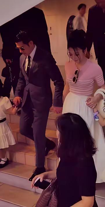 今天郭富城和方媛带着两个女儿一起出席活动，一家四口手牵手并排行走，看起...