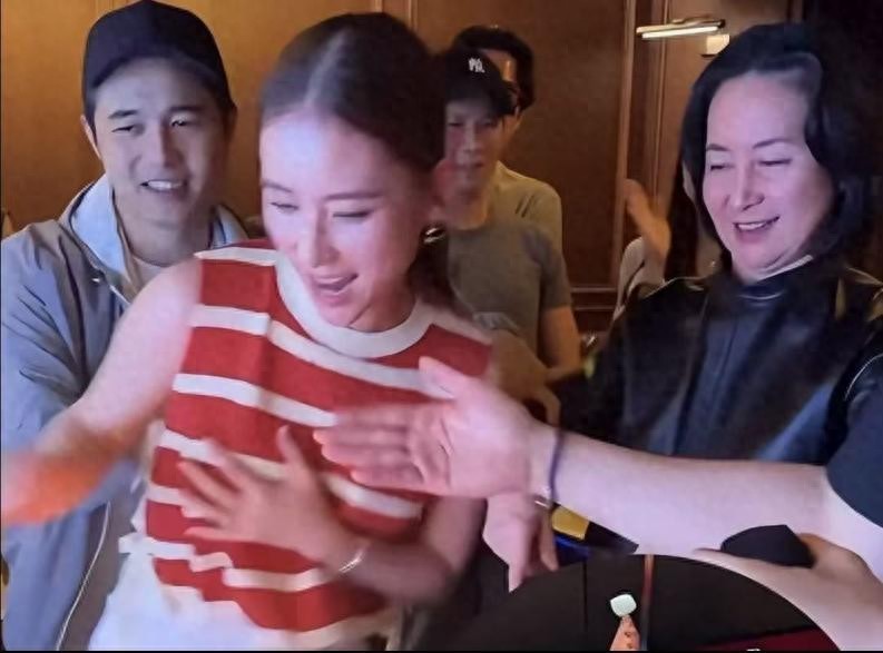 何超莲35岁生日！何超琼亲自撑场，豪门女婿窦骁再次缺席引争议