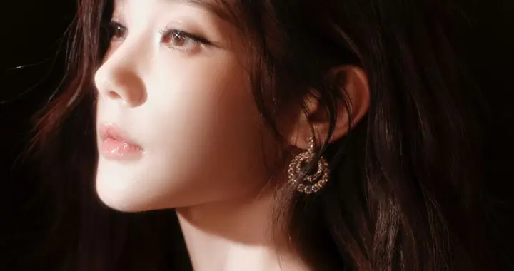 李一桐鎏金抹胸高定礼裙