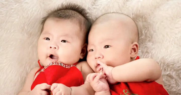 一对双胞胎，一个从小跟姥姥睡，一个跟妈妈睡，三年后差距如此大