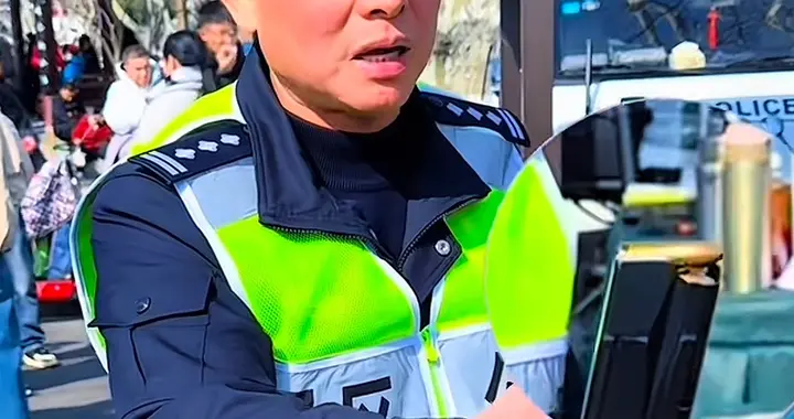 警枪不是烧火棍，一级警督当场退弹匣回应质疑，枪是保护老百姓的