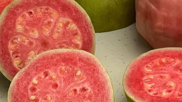 捂热你的左心房：刚切开的红心芭乐直接把春