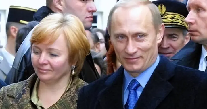 普京的空姐妻子，谈恋爱时曾以为普京是警察，离婚后找小21岁丈夫