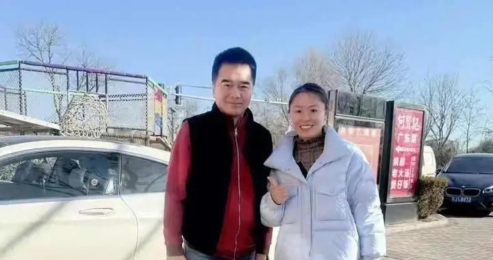 何晴头七，61岁许亚军现状曝光，穿红色的卫衣，在北京心情很不错