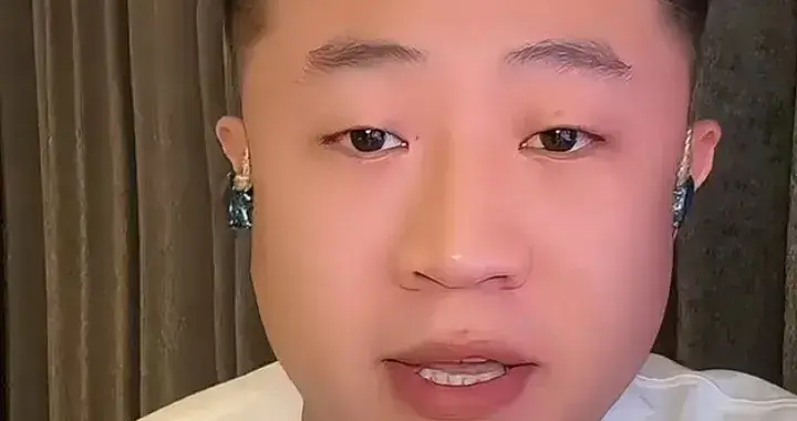王亮正式回归，网友称本性难移，父亲与后妈在苏州演出，心情佳