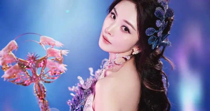 杨幂流光溢彩，神女下凡，如梦似幻