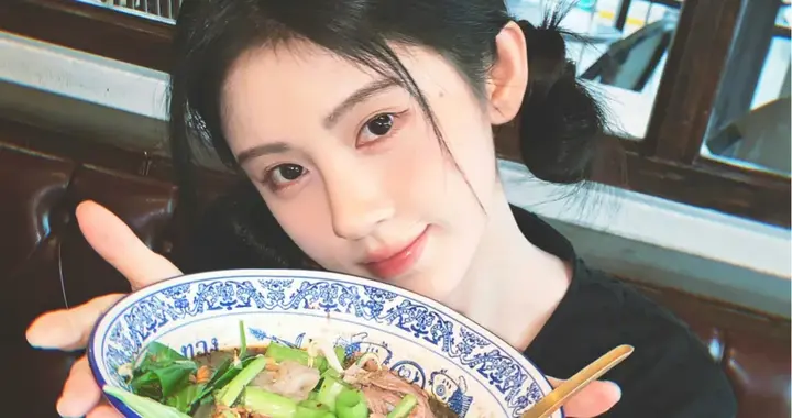 鞠婧祎，好景美食，平安在怀。