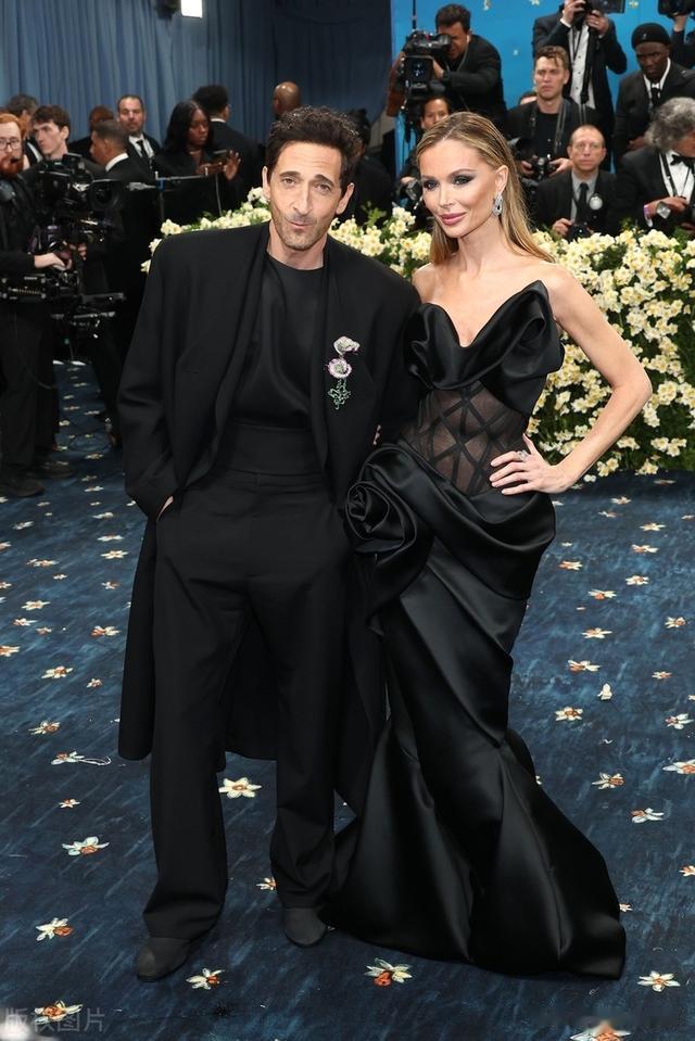 阿德里安布劳迪和女友参加活动