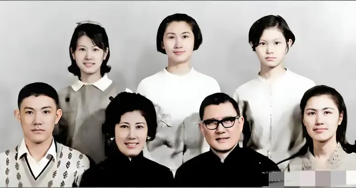 1968年 17岁马英九与父亲马鹤凌 母亲秦厚修 及四位姐姐一起拍全家福